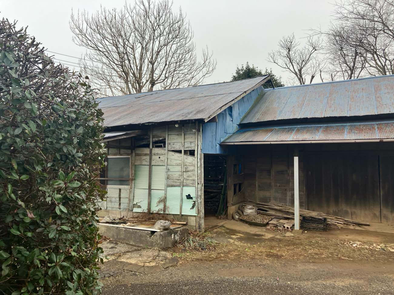 古くなった牛小屋をガレージに